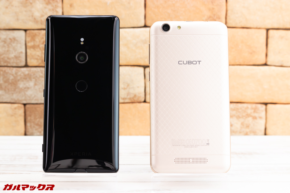 Xperia XZ3は縦に長く横幅がスリムなので凄く持ちやすい