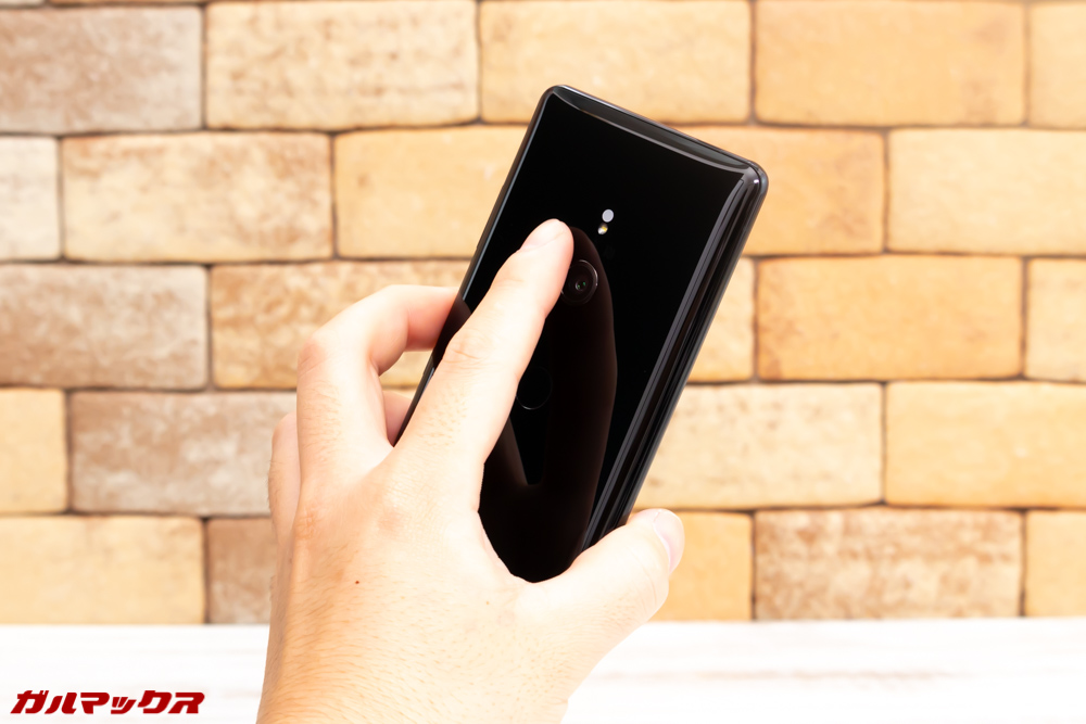 Xperia XZ3は指紋認証の位置が低いので人差し指を伸ばすとレンズを触ってしまう。