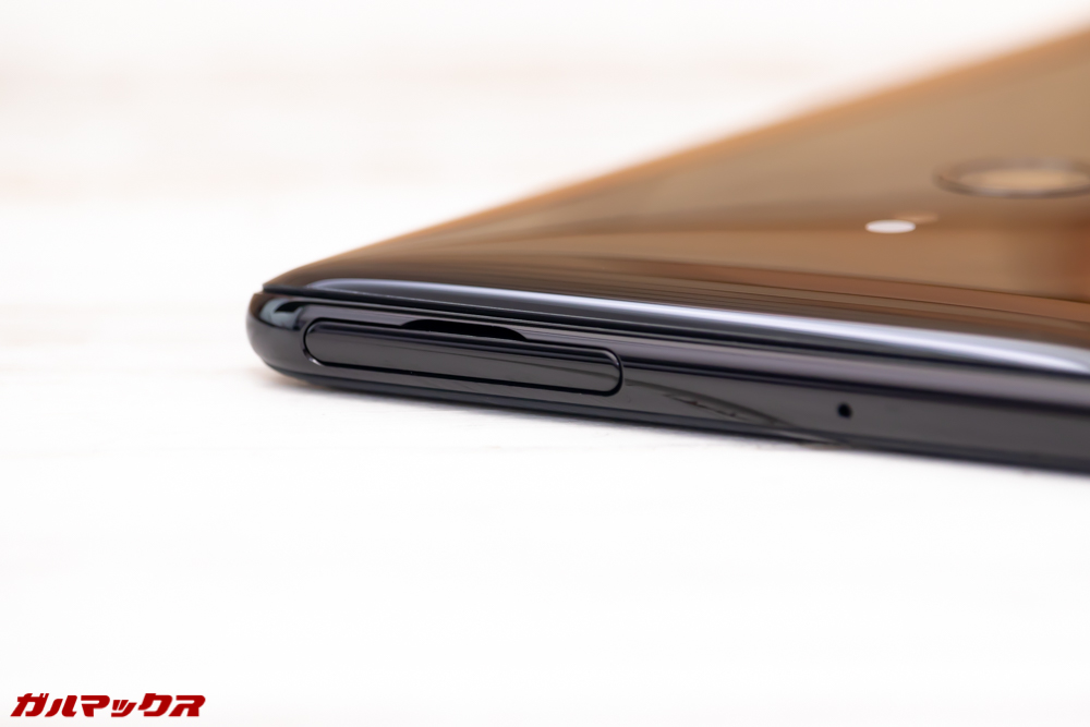 Xperia XZ3のSIMスロットは手で外せるタイプ
