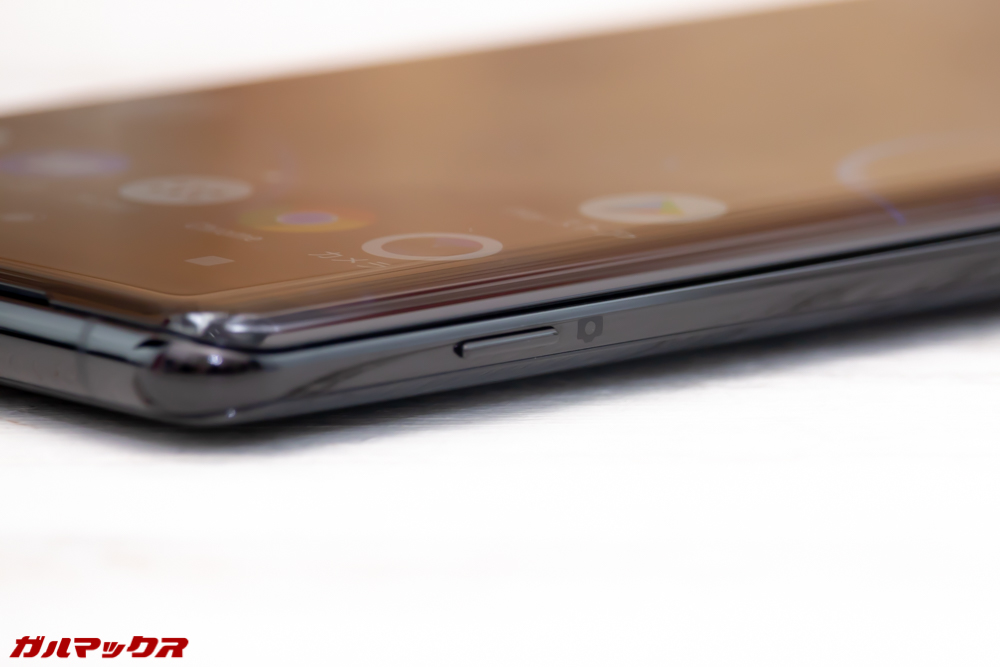 Xperia XZ3にはシャッターボタンが付いています。