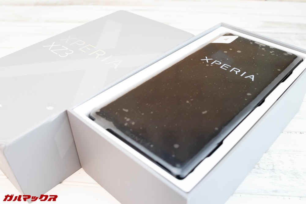 Xperia XZ3は外蓋を開けるといきなり本体が入っていました。