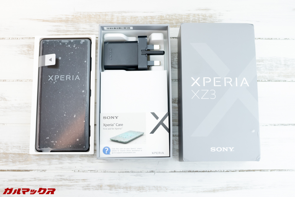 Xperia XZ3の外箱から本体を取り出すとアクセサリー類が沢山詰まっていました。