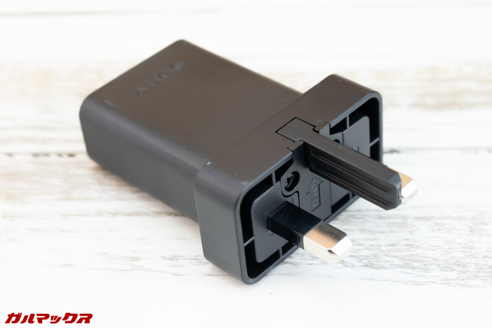 Xperia XZ3の海外モデルの充電器は日本のコンセントに直接挿せないタイプ