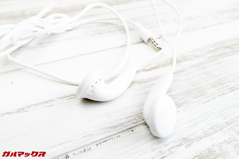 moto g6 PLAYには便利なイヤホンマイクが付属しています。