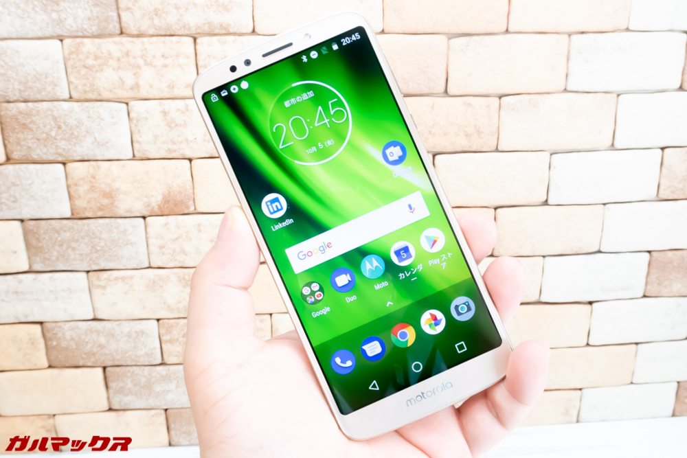moto g6 PLAYは大型ディスプレイを搭載していますが、縦に長い形状なので横幅がスリムで持ちやすいです。