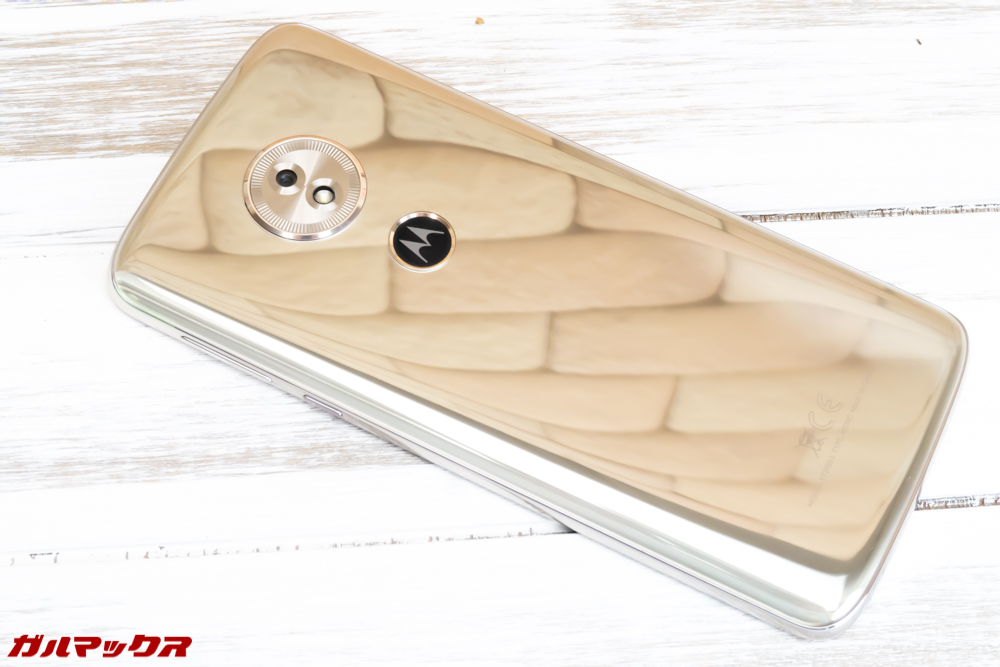 moto g6 PLAYの背面は鏡面仕上げで非常に美しいです。