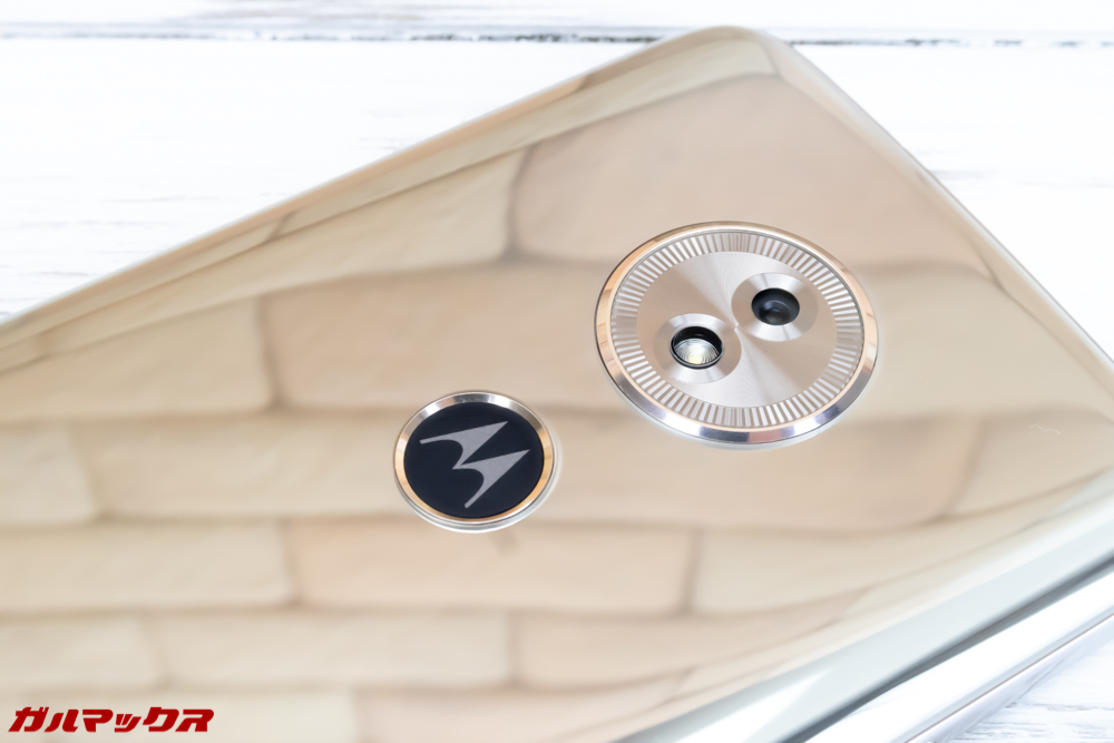 moto g6 PLAYの背面にはMotorolaのカッコいいロゴ入り指紋認証ユニットが搭載されています。