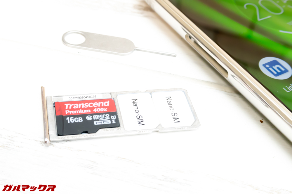 moto g6 PLAYはSIMが2枚とMicroSDが1枚全て入るトレイを搭載しています。