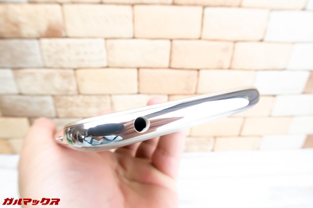 moto g6 PLAYの本体上部にはイヤホン端子が備わっています。