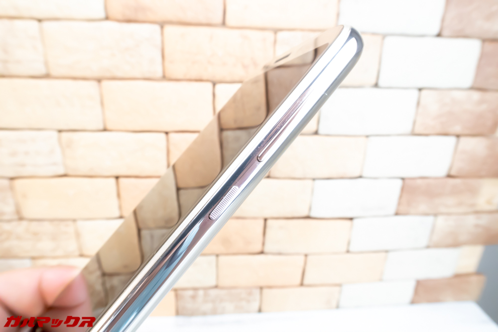 moto g6 PLAYのボタン配置は本体の左側で一般的な配置