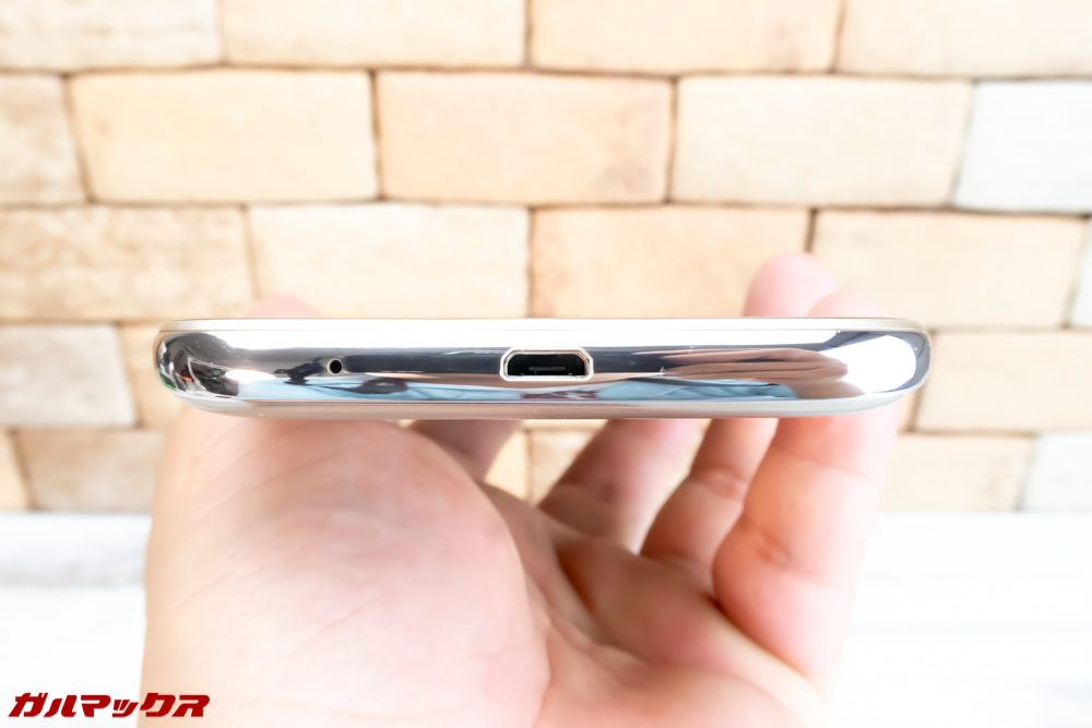moto g6 PLAYの本体下部には充電ポートのみ