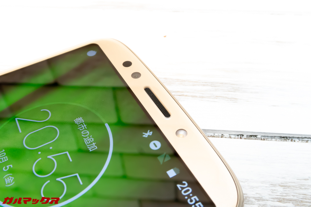 moto g6 PLAYのスピーカーは受話口に搭載されています。