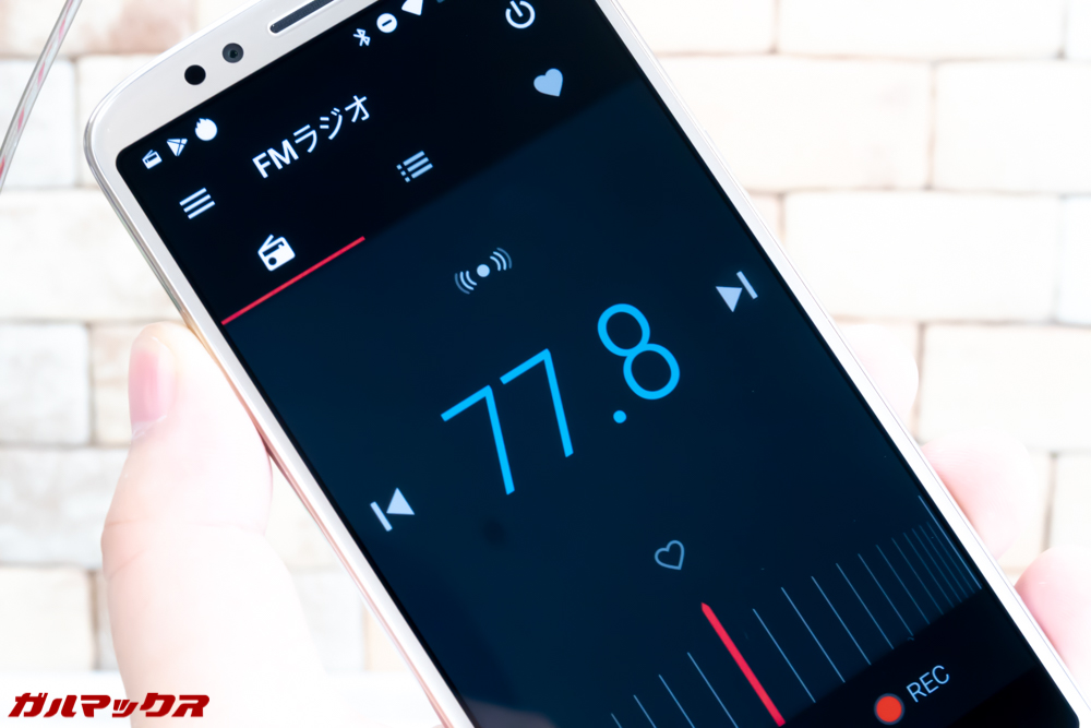 moto g6 PLAYに有線イヤホンやヘッドホンを接続することでFMラジオの電波をキャッチして聞くことが出来ます。