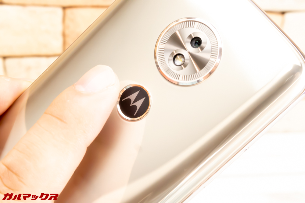 moto g6 PLAYは指紋認証ユニット搭載でスムーズにロック解除できます。