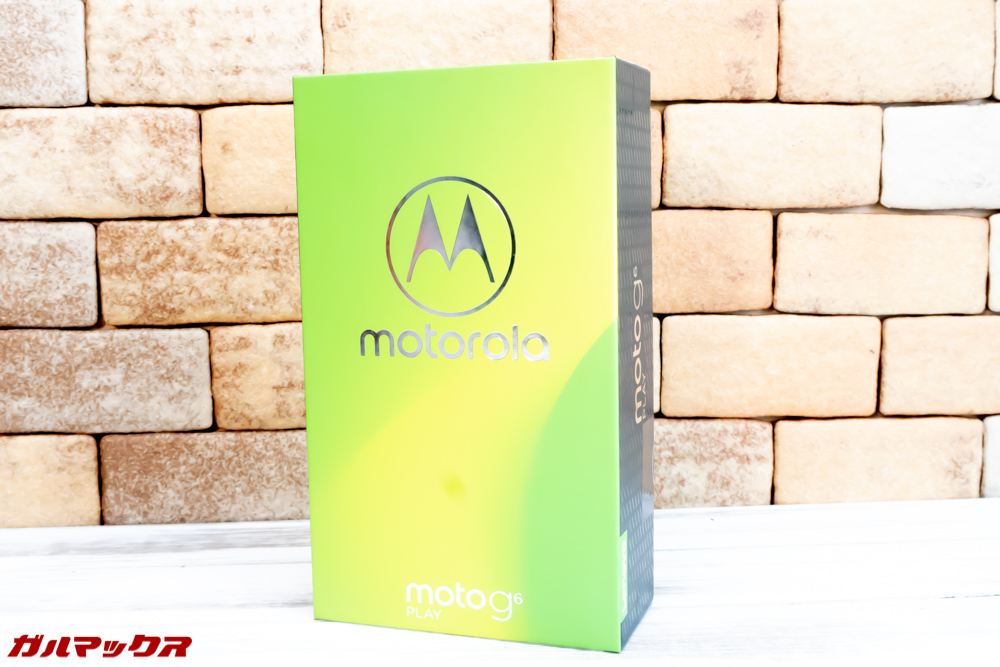 moto g6 PLAYは華やかなグリーンの外箱です。