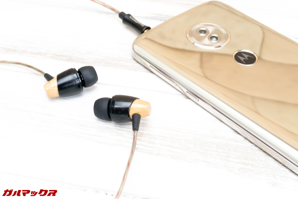 moto g6 PLAYはイヤホン端子が備わっているのでお気に入りの有線イヤホンなどが利用可能です。