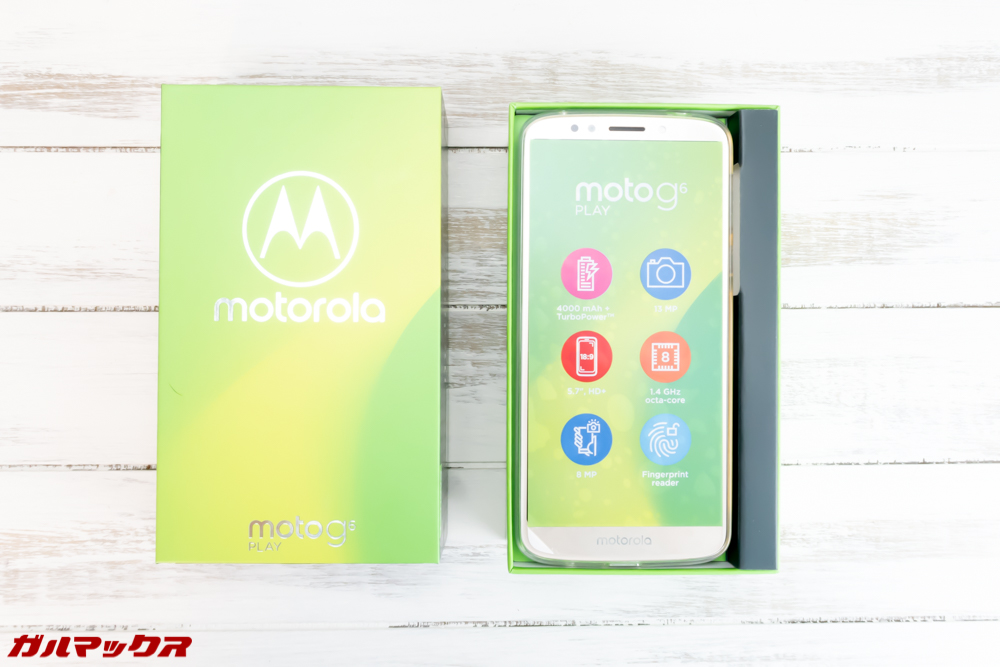 moto g6 PLAYはお弁当箱タイプの外箱なので開封時に本体を落とさないように注意