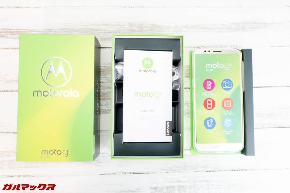 moto g6 PLAYの外箱の本体を取り出すとすとアクセサリーが入っています