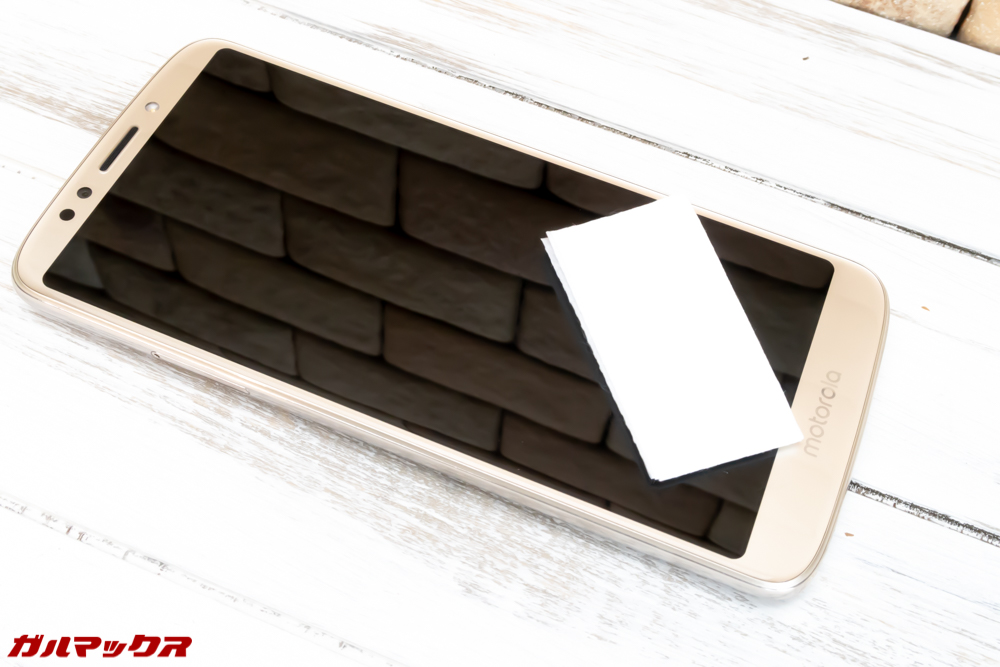 moto g6 PLAYのディスプレイをクリーナーでキレイに掃除します