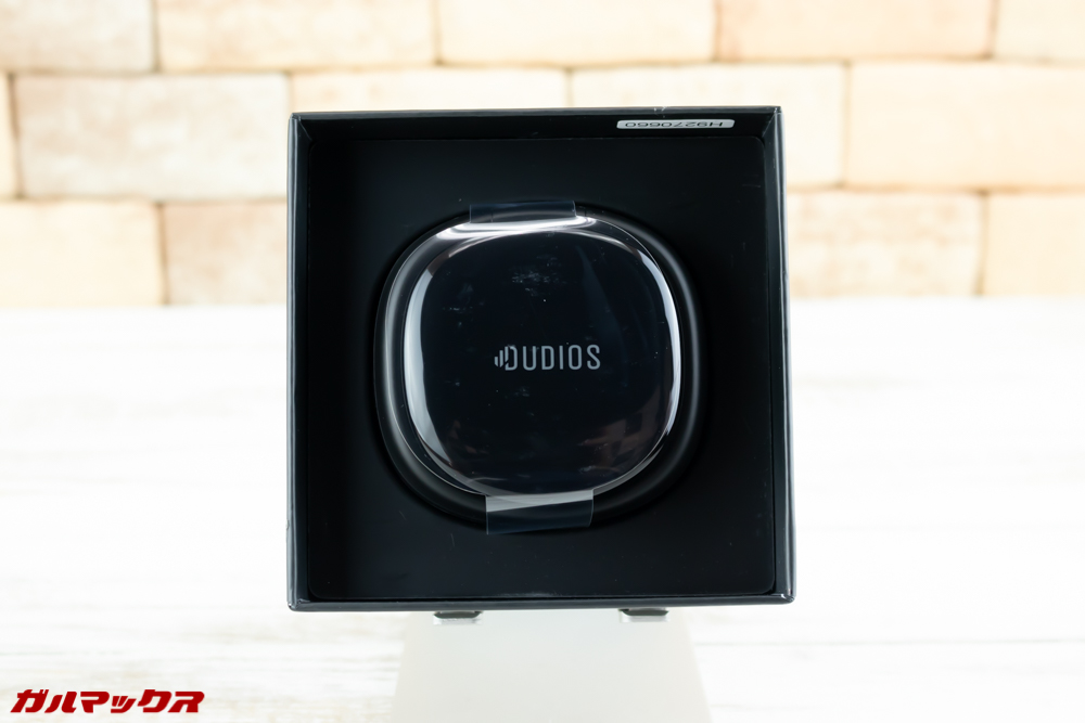 Dudios Zeus TWSの外箱はお弁当箱タイプ。キレイにケースが梱包されています。
