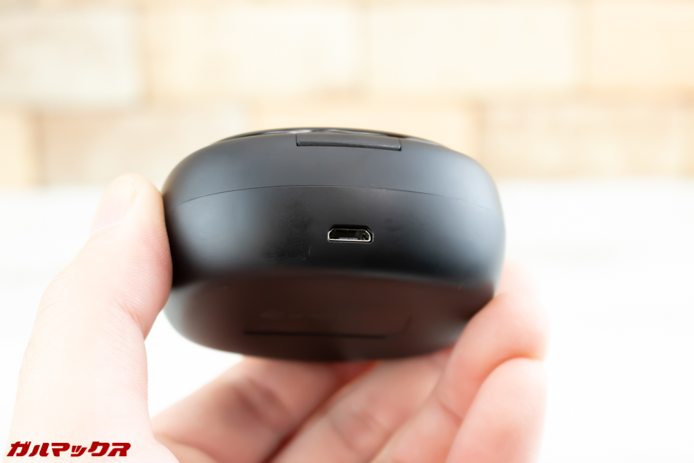 Dudios Zeus TWSのケース背面には充電用のMicroUSB端子が備わっています。