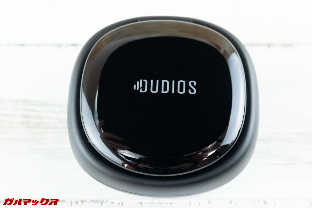 Dudios Zeus TWSのケースは丸みを帯びた四角のケース。