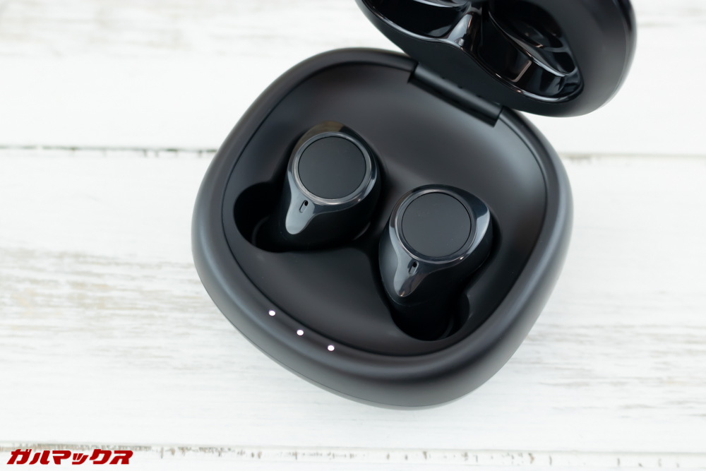 Dudios Zeus TWSのケース蓋を開けるとバッテリー残量のインジケータが光ります。