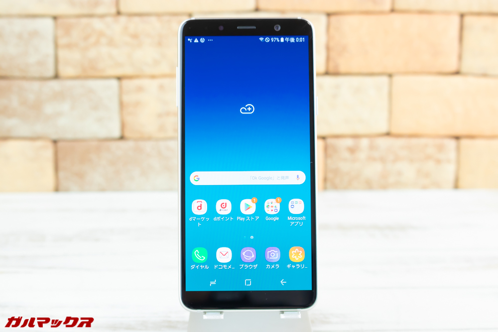 Galaxy Feel2（SC-02L）のディスプレイは縦長でスリムな形状。