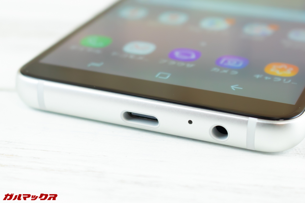 Galaxy Feel2（SC-02L）の本体下部には充電端子とイヤホン端子。