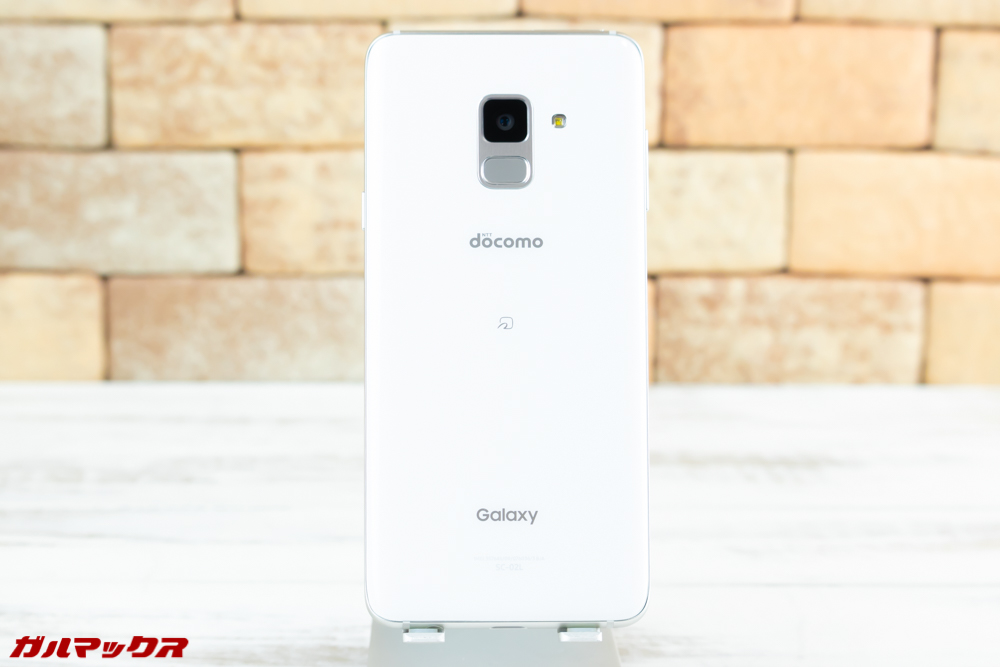 Galaxy Feel2（SC-02L）の背面は美しい光沢のあるパネル。