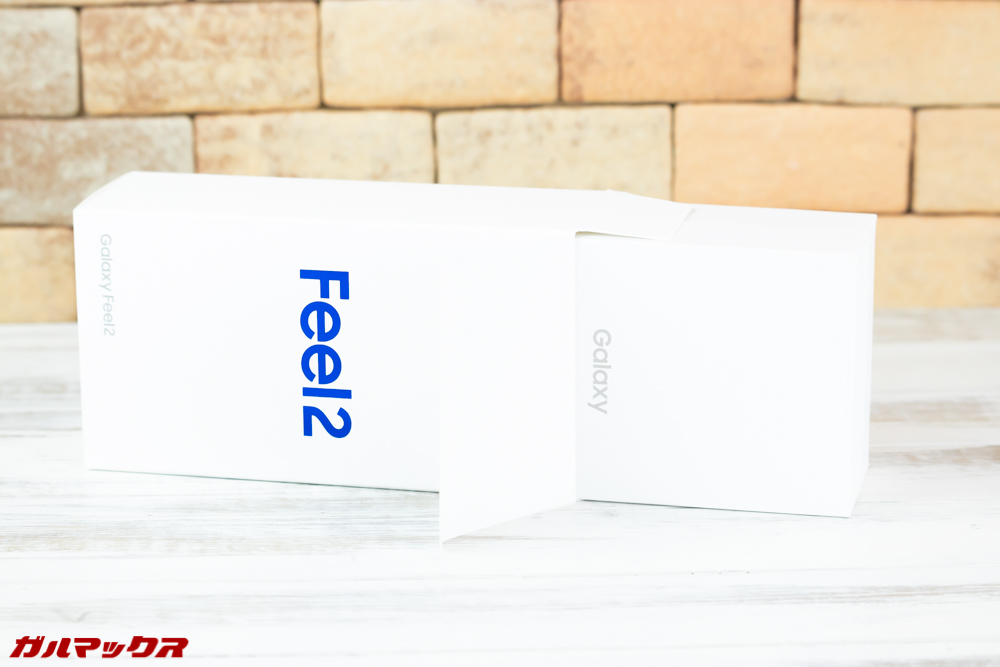 Galaxy Feel2（SC-02L）の外箱の中には中箱が入っている。