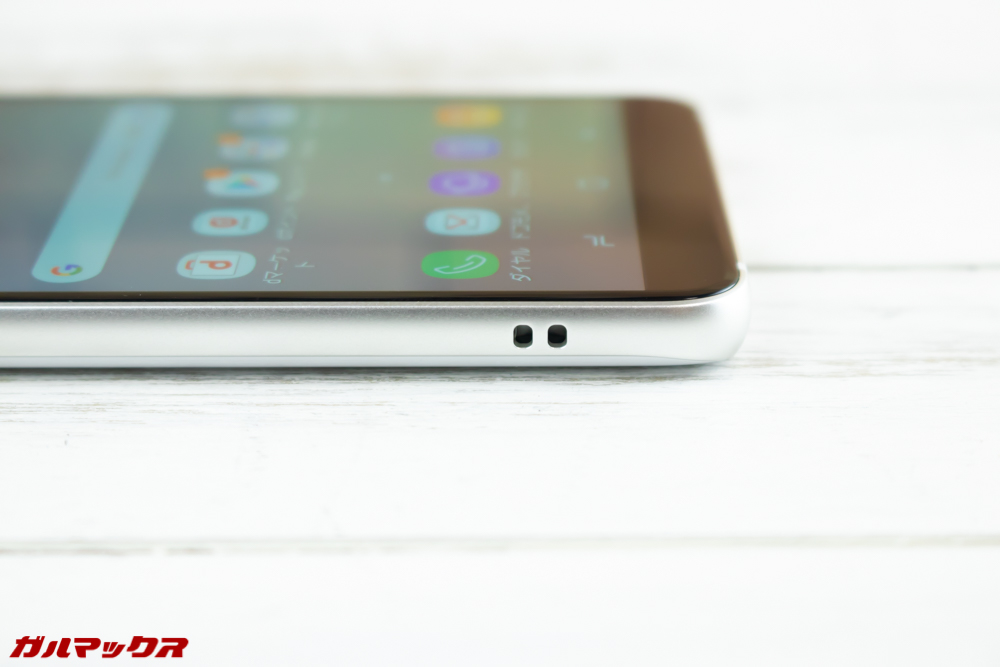 Galaxy Feel2（SC-02L）の本体左側面にストラップホールが備わっています。