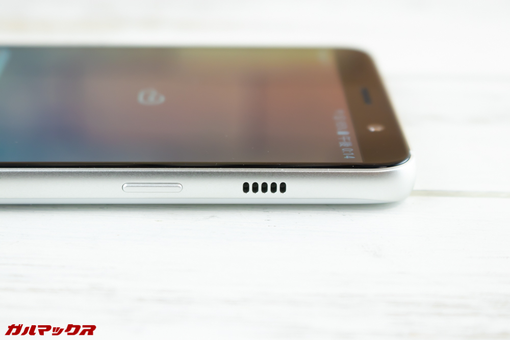 Galaxy Feel2（SC-02L）のスピーカーは本体右側面上部。