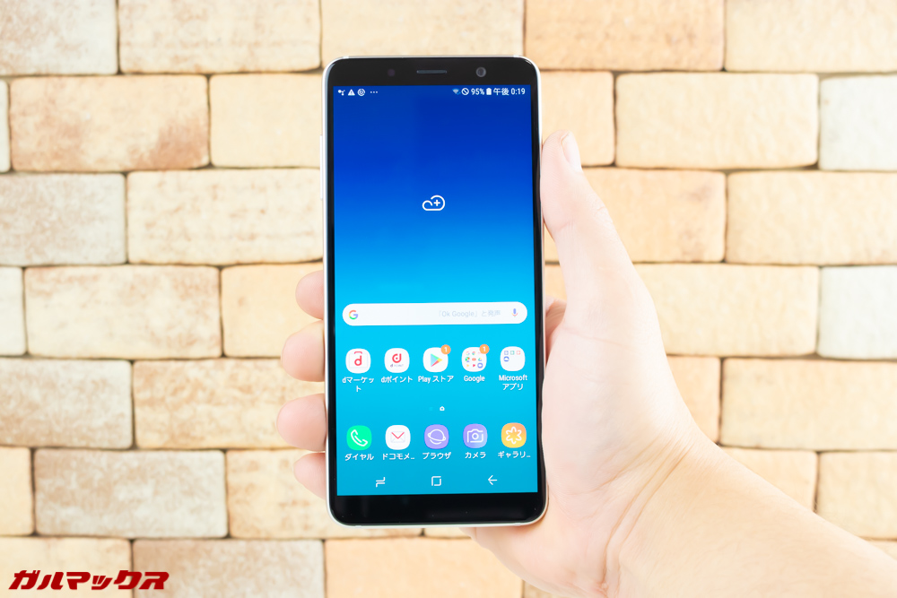 Galaxy Feel2（SC-02L）は大型ディスプレイですがスリムな形状で持ちやすい。