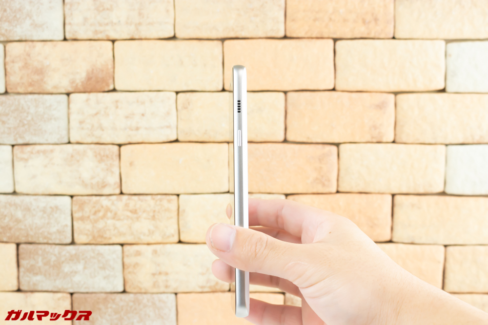 Galaxy Feel2（SC-02L）は丸みを帯びた形状で持ちやすい。