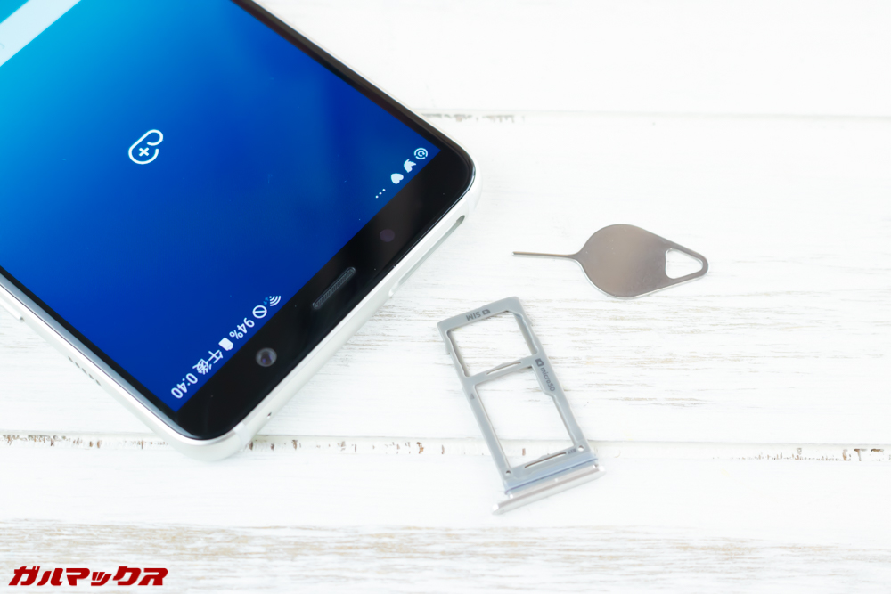 Galaxy Feel2（SC-02L）のSIMトレイは本体上部。