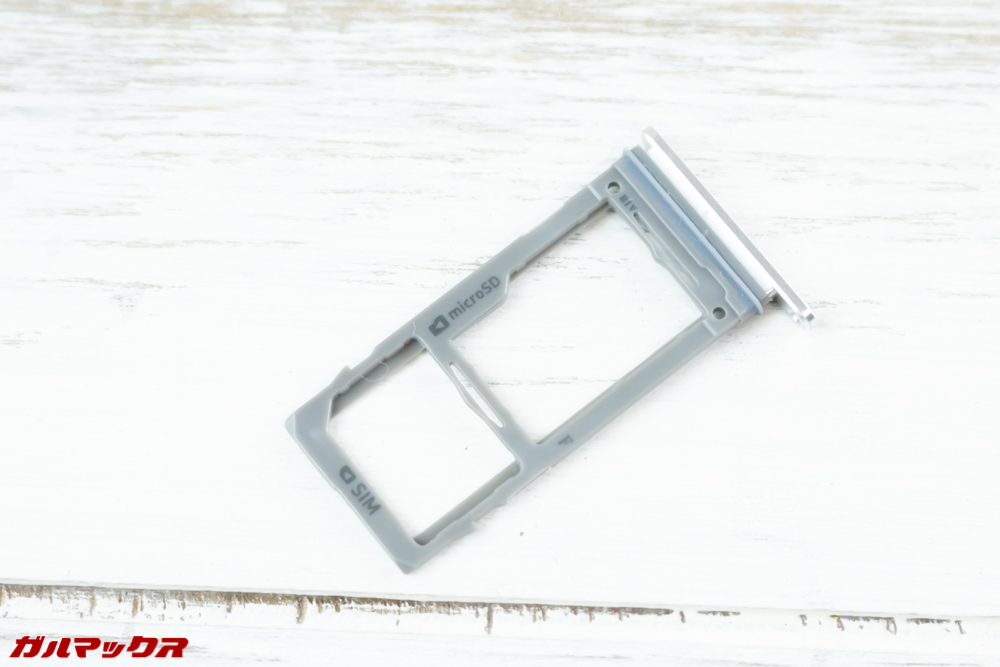 Galaxy Feel2（SC-02L）のSIMトレイはNanoSIMが1枚とMicroSDが一枚入る形状です。