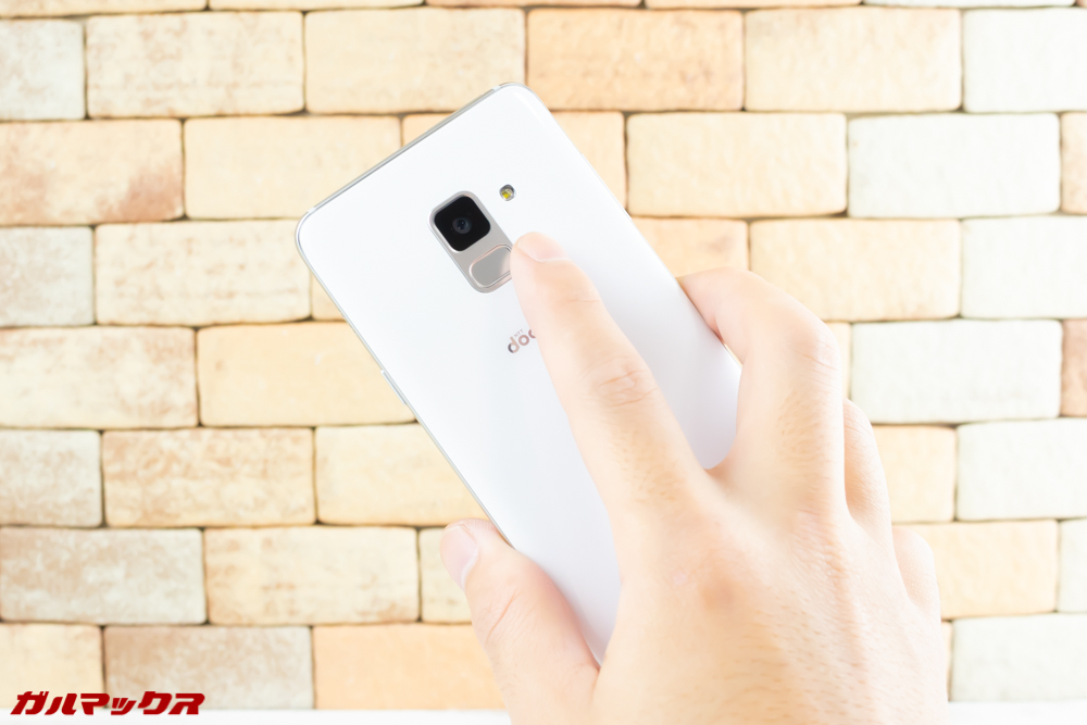 Galaxy Feel2（SC-02L）の指紋認証ユニット部分はカメラに近いのでカメラを触ってしまうこともしばしば