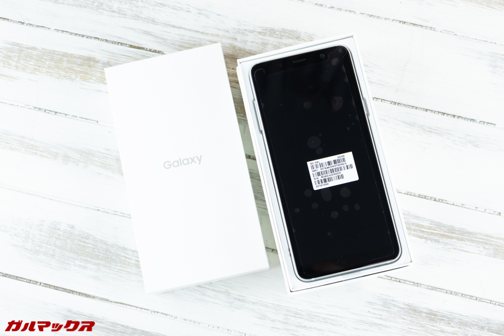 Galaxy Feel2（SC-02L）の外箱の蓋を開くといきなり本体が入っている。