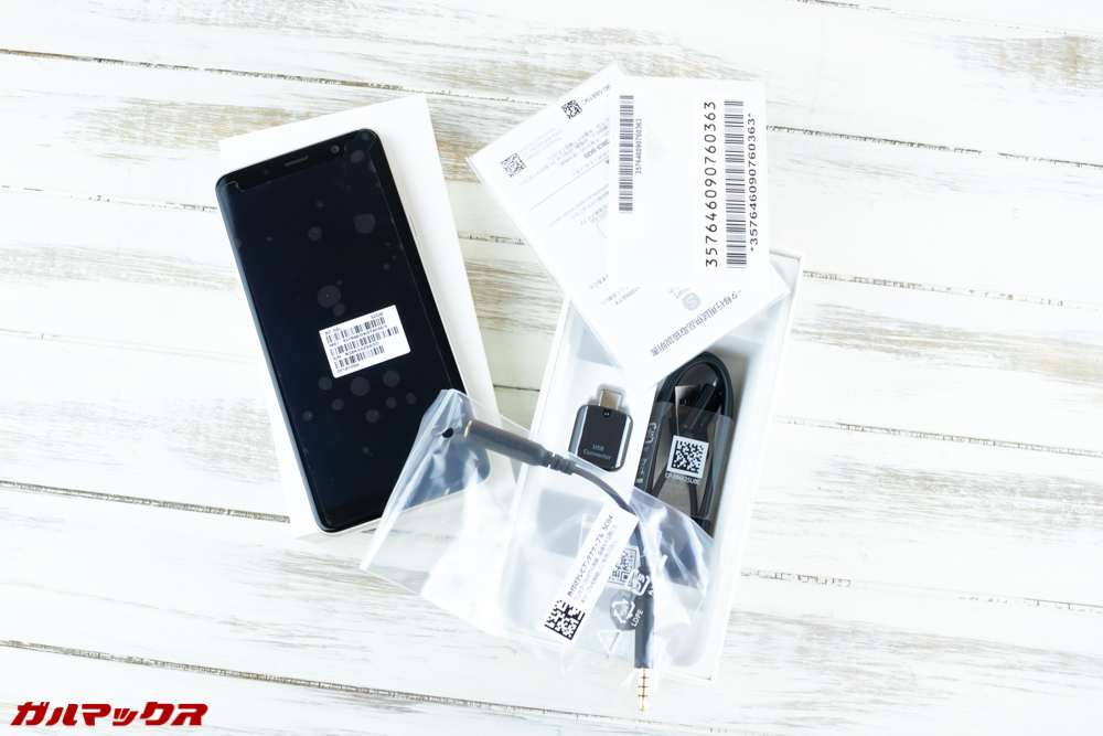 Galaxy Feel2（SC-02L）の本体下にはアクセサリー類が詰まっていました。