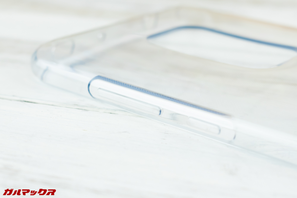 Huawei Mate 20に付属のケースはボタンまでカバーされている。