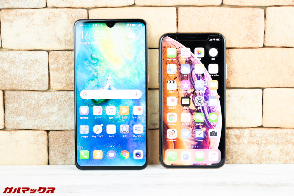 Huawei Mate 20はiPhone XSと大きさを比較しても二回りほど大きい。