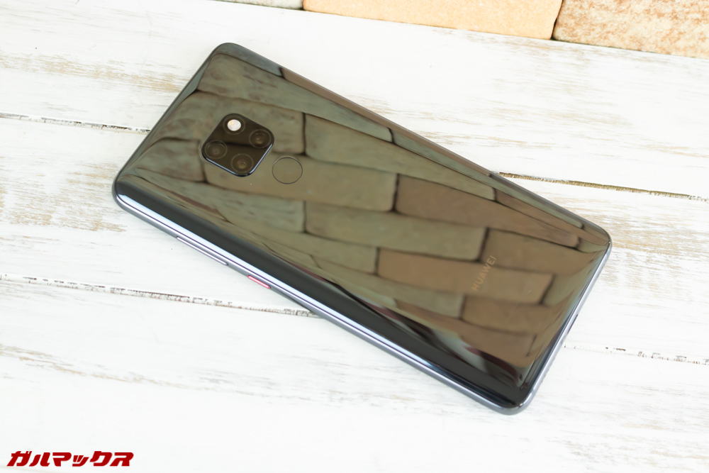 Huawei Mate 20の背面は鏡面仕上げ。