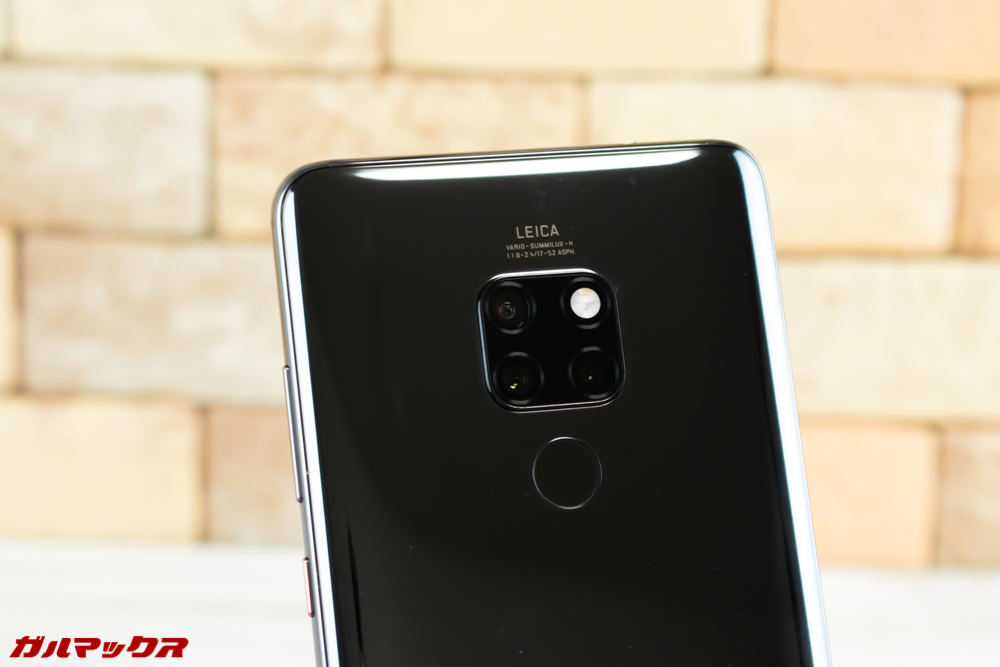 Huawei Mate 20の本体背面上部にはLeica監修のトリプルカメラを搭載。