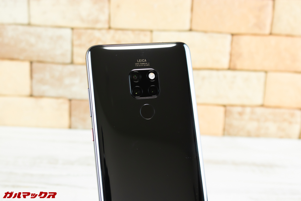 Huawei Mate 20の背面には指紋認証ユニットが備わっています。