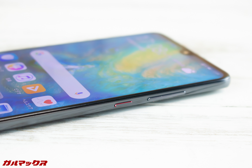 Huawei Mate 20のボタン類は本体右側面に集約され電源ボタンはレッドカラーでカッコいい。