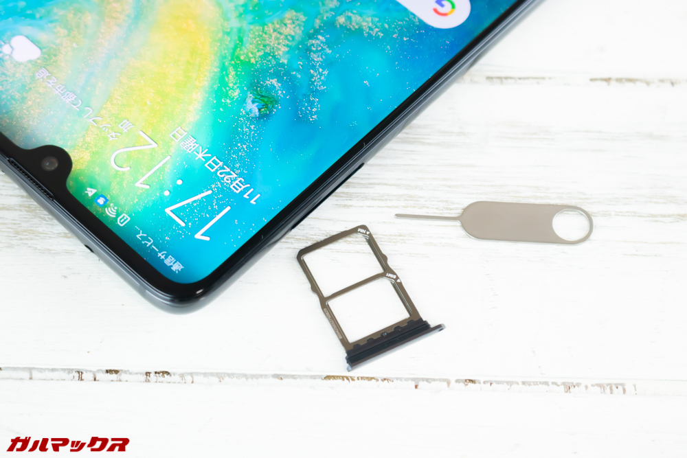 Huawei Mate 20のSIMトレイはNanoSIM×2以外に独自のNMカードも挿入できる。