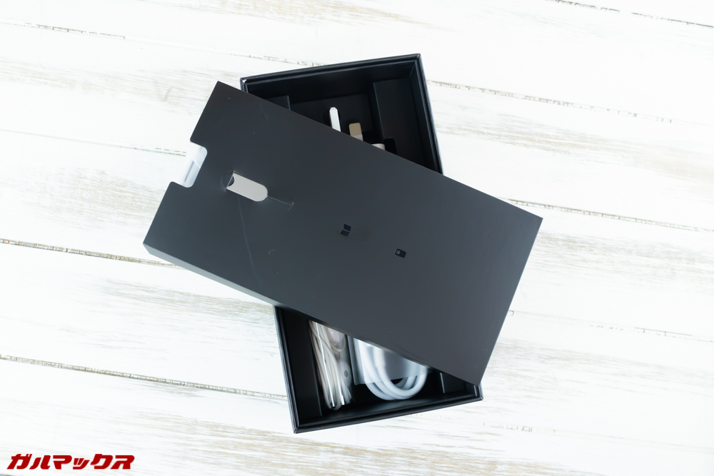 Huawei Mate 20本体を外箱から取り出すと下にはアクセサリーボックス。