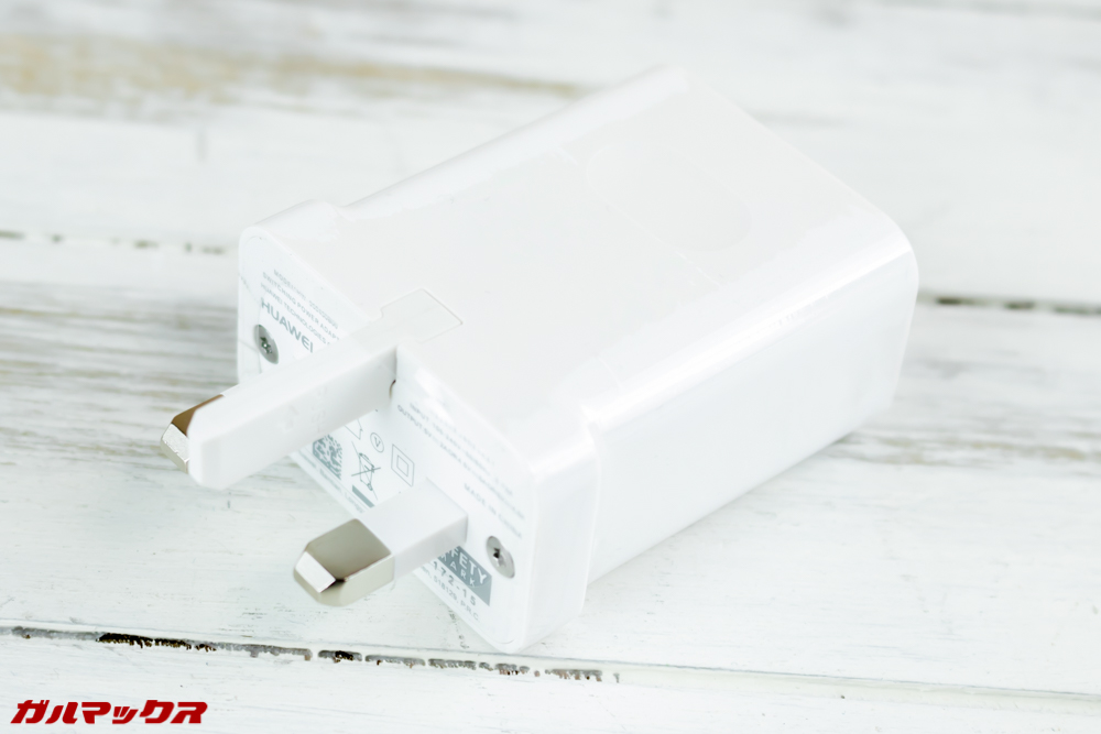 Huawei Mate 20に付属の充電器は日本のコンセントに挿せないタイプ。