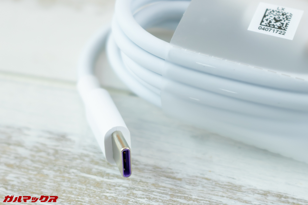 HUAWEI Mate 20 Proは裏表関係なく挿すことの出来るUSB Type-Cケーブルが付属しました。